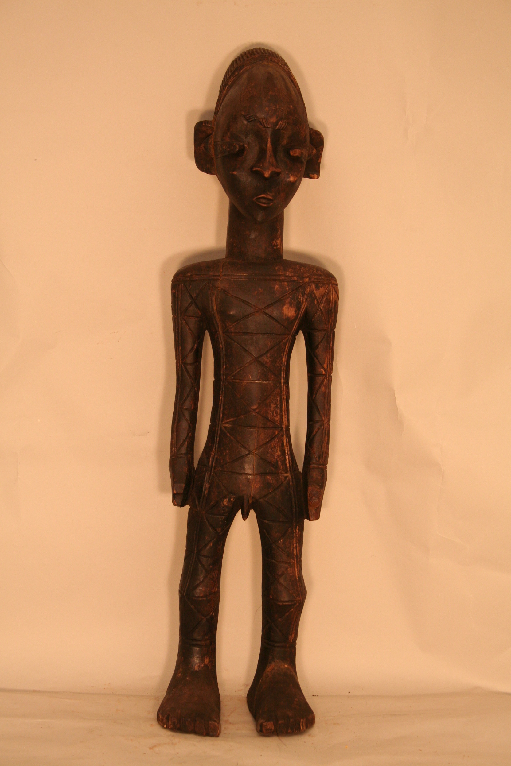 Mangbetu (statue), d`afrique : Rép.démoncratique du Congo., statuette Mangbetu (statue), masque ancien africain Mangbetu (statue), art du Rép.démoncratique du Congo. - Art Africain, collection privées Belgique. Statue africaine de la tribu des Mangbetu (statue), provenant du Rép.démoncratique du Congo., 1514/1135.Statue mangbetu représentant un homme debout,les deux mains le long du corps.Une tête légèrement allongée,des scarifications linéaires sur le corps. h.92cm.Milieu du 20eme sc.(Kassongo Mossi Bukavu)

Mangbetu beeld h.92cm.rechtstaande voorouder,met een lang hoofd,de armen gestrekt ,scarificaties op het lichaam.midden 20ste eeuw.. art,culture,masque,statue,statuette,pot,ivoire,exposition,expo,masque original,masques,statues,statuettes,pots,expositions,expo,masques originaux,collectionneur d`art,art africain,culture africaine,masque africain,statue africaine,statuette africaine,pot africain,ivoire africain,exposition africain,expo africain,masque origina africainl,masques africains,statues africaines,statuettes africaines,pots africains,expositions africaines,expo africaines,masques originaux  africains,collectionneur d`art africain